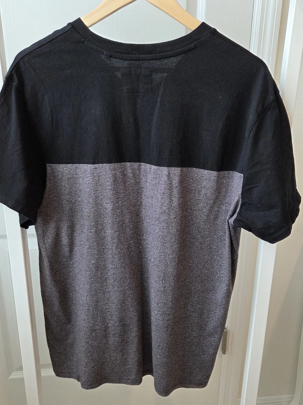 GUESS Men's Black and Heather Gray Colorblock V‑Neck Tee - Picture 5 of 8
